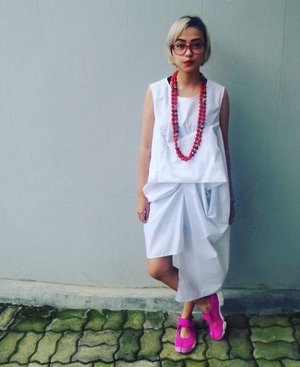 White and lil bit touch of red 📷 @andangkelana

#stylieandfoodie #livelovelifelaughlust #ootd #clozetteid #blogger #BloggerCeria #streetstyle #style #stylie