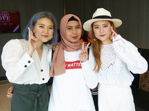 Finally had chance to met @q2han last Saturday! They are so pretty and kind 😄😆😍. I guess two minutes wasn't enough 😔. Thanks for coming to Jakarta twins sister @q2han 😊......#twins #q2han #ClozetteID #ootd#fashion #fashionblogger#blogger #youtuber #hijab #hijabfashion #picoftheday #photooftheday#like4like#instafashion#instastyle#instalike#instagram