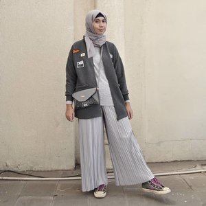 Mono look, grey color from head to toe 😎...
Anyway I have been busy with my new activity and I don't any pic to post it (actually these pic is part of my lookbook project 😂). So here I am again as fashun blogga 😄. 📷 : @badlymiss
.
.
.
.
.
 #ootdhijab #hijabfashion #ClozetteID #hijabstyle #modestfashion #modest #fashionstyle #fashion #style #whatiwore #streetstyle  #lookoftheday #photooftheday #instafashion #instastyle #instablogger #instahijab #OhSoJasmine