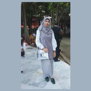 What I wore for closing ceremony in Independence day *pardon the background 😅📷 by mom .....#ootdhijab #hijabfashion #ClozetteID #hijaboutfit #hijabstyle #hijabers #fashionstyle #fashion #style #grey #whatiwore #streetstyle #streetwear #streetfashion #lookoftheday #photooftheday #instafashion #instastyle #instablogger #instahijab #OhSoJasmine