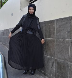 "To me, clothing is a form of self -expression - there are hints about who you are in what you wear. Marc Jacobs".....#ootd #ootdhijab #hijabfashion #ClozetteID #hijabstyle #modestfashion #modest #fashionstyle #fashion #style #whatiwore #streetstyle  #lookoftheday #photooftheday #instafashion #instastyle #instablogger #instahijab #OhSoJasmine