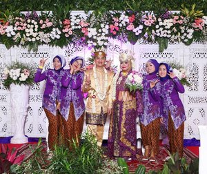 LATEPOST: Saturday, November 18th, 2017 --- " ... dan inilah tim #WeddingReceptionist yg #ayu pisan... hihihi... 2 #mojangBandung yg ada disampingku : Neng Nofi dan Neng Nisrina , sedangkan 2 di sebelah Aa itu Fifi si #NoneJakarte dan Teteh @ayu_farida1013 si #MojangBogor asal #Cirebon hehe 🌸💜🌸💜 Thank you, girls!...
-
-
At #RoyalWedding : The #King @erdin.saef  and the #Queen #HestiHarajuku -
-
-

Place:  #MasjidAgungAttin #TMII #JakartaTimur 
Date: Saturday, November 18th, 2017
Time : 19.00
Photo by : #MitraWangi #WeddingPackage -
-
-
-
#clozetteID 
#nhkkawaii 
#KawaiiReporterWedding
#HestiHarajuku
#modestwear
#muslimwedding
#whitexsilver
#hootd
#muslimbride
#HestiErlanWedding