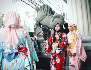 LATEPOST: Sat. May 13th, 2017

Theme: #Tokyo #Ojousama
Place:  #Ennichisai2017 #Festival #LittleTokyo #BlokM #Jakarta
Camera: #CanonD1100
-
Otsukaresamadeshita, minnasan! 😘 Lagi pada ngerumpi apa ya? Hehehe... -
-
-
@clozetteid #clozetteid #fashion #hootd #modestfashion #stylecovered #headscarf #hijabi #hijabstyle #ethniclook #oriental #style #kimono #yukata #furisode #muslimjapan