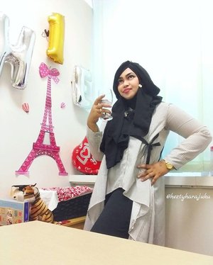 March 2017 ---- Welcome to #HestiSensei nu #kawaii #cubicle at 6 fl #PoliMediaTower 😊📚🌻🌻🌻🌻📚🌻Kanpai!... --------------------------------------------
🌻  #clozetteID #hootd #ootd #ootdmodest #officelook #modestfashion #headscarf  #stylecovered #HijabIndonesia #hijabista #modestwear #lecturer