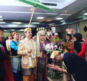 LATEPOST: Saturday, November 18th, 2017 --- " #KirabPengantin # Sunda with #AkiLengser 😄🤣😂
#RoyalWedding : The #King @erdin.saef  and the #Queen #HestiHarajuku -
-
-

Place:  #MasjidAgungAttin #TMII #JakartaTimur 
Date: Saturday, November 18th, 2017
Photo by : #MitraWangi #WeddingPackage -
-
-
-
#clozetteID 
#nhkkawaii 
#KawaiiReporterWedding
#HestiHarajuku
#modestwear
#muslimwedding
#whitexsilver
#hootd
#muslimbride
#HestiErlanWedding