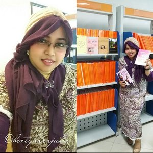 📘📚📒 #heztyharajuku #ootd #ethnic #modestfashion kinda day!... 📒📚📘 #clozetteid #coveredstyle #scarf #headscarf #turban #turbanista #fashion #style #purple #library #PublishingDepartement #PoliMedia #Jakarta #lecturer #campus #campuslife