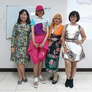 Friday, July 28th, 2017--- 👗👛👜👠👡👒 Suasana ujian kelayakan produk TA #DesainMode #PoliMedia . So proud with our students! Alhamdulillah... ide dan inspirasinya unik2... 😍 Para dosen DM juga bergaya modis as always haha 😎❤
-
-
-
-
-
-
#clozetteid 
#fashion
#style
#hootd
#batik
#batikhanbok
#stylecovered
#modestwear
#modestfashion