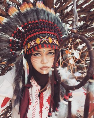Wed, August 16th, 2017---
"Baru kali ini nyorat - nyoret muka tapi tetap merasa cantik lol 😂😂😂"
-
-
-
Theme : #Apache #Warrior #Princess 
#Photographer : @dewirahmawati29
Location : #Imogiri #PineForest #Yogyakarta
Model: #HestiHarajuku
Camera: #SamsungJ7Prime
#warbonnet : @waroeng_indian_apache -
-
-
-
-
-
-
#clozetteid 
#modestwear
#hijabtraveler
#hootd
#Indian
#Yogyatrip
#VisitYogya