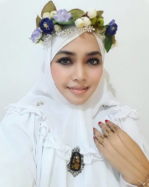 Sun, June 25th, 2017--- 🌟🌙 "Selamat Hari Raya #IdulFitri 1438 H. Taqobalallahu minna wa minkum. Minal Aidin wal Faidzin... Mohon Maaf Lahir Batin"
-- Hesti Nurhayati Cholid / Hesti Harajuku-- 🌟🌙🕌 -
-
-
-
#clozetteid #makeupLebaran #Eidlook #modestfashion #modestwear #stylecovered #hijabi #hijabsyari #hijabista #white #flowercrown #Lebaran #Raya