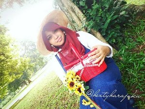 Sat, Jan 9th, 2016--- 🌻🌻🌻Alhamdulillah yaa... bisa foto outdoor lagi... bosen foto indoor mulu hihihi 😂😂😂 #Himawari #Hime @clozetteid #ClozetteID #fashion #style #modestfashion #coveredstyle #headscarf #scarf #strawhat #flowers #instafashion #fashiongram #hijabiandfab #modesty #stylish #stylishtraveler #morigyaru #modest #gyaru #kawaiistyle #garden #picnic #picnicbasket #visitBogor #bogortrip #Bogor #botanicalgarden 🌻🌻🌻