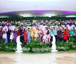 LATEPOST: Saturday, November 18th, 2017 --- " Terima kasih rekan2 dari #PoliMedia #Jakarta yg sudah menyempatkan hadir dan memberikan doa restunya kepada kami... 💖💖💖--At #RoyalWedding : The #King @erdin.saef  and the #Queen #HestiHarajuku ---Place:  #MasjidAgungAttin #TMII #JakartaTimur Date: Saturday, November 18th, 2017Time : 19.00Photo by : #MitraWangi #WeddingPackage ----#clozetteID #nhkkawaii #KawaiiReporterWedding#HestiHarajuku#modestwear#muslimwedding#whitexsilver#hootd#muslimbride#HestiErlanWedding