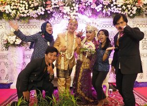 LATEPOST: Saturday, November 18th, 2017 --- Here they are... #timses #prewedding daku and Aa @erdin.saefFoto2 dan video yg dipajang di wedding kami adalah karya mereka 🌸💜🌸💜. Love u guyz!! 💜💜💜💜 @wawaaank@inkamarshanda @cintiiiyyy dan Haqi ---#Sundanese #RoyalWedding -at #MasjidAgungAttin #TMII #JakartaTimur ... #JanjiSuci #HestiErlanWedding #181117 ------#clozetteID #nhkkawaii #KawaiiReporterWedding#HestiHarajuku#modestwear#muslimwedding#purplexgoldparty#hootd#muslimbride