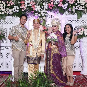 #LATEPOST: Saturday , November 18th, 2017 ---💜👰💍Gantian yaah... dulu waktu Mas Lambok dan istri wedding, daku bilang: "Nanti gantian yah... tukar posisi, kami yg manten, Mas Lambok dan istri yg jadi tamu hahaha" dan sweet couple ini datang menepati 'janjinya' . Thank you yaaa... 🌷🌷🌷---#Sundanese #RoyalWedding --- at #MasjidAgungAttin #TMII #JakartaTimur ... #JanjiSuci #HestiErlanWedding #181117 ------#clozetteID #nhkkawaii #KawaiiReporterWedding#HestiHarajuku#modestwear#muslimwedding#hootd#muslimbride