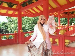 Jan 29th, 2016---- #muslimahtraveler #diary : #SamPooKong #laksamanazhenghe #temple part 3 . "#AssalamualaikumBeijing " (KW2 ) or... #Rapunzel goes to #Beijing hahaha 😂😂😂 #kebayaencim #putih dan #rokbatik bergaya #vintage #victorian .Mix #fashion #style between #China ,  #Java  and #europe . #Hybrid deh klo katanya Kak Er hihihi.... 😉 🌸🗻💐 #Chinese #culture #indonesianheritage #visitsemarang @clozetteid #ClozetteID #ootd #holiday #stylishtraveler