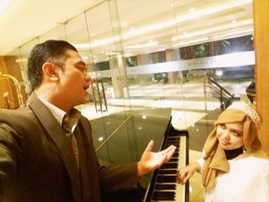 LATEPOST: Tue, Sept 27, 2016--- Still remember "the #pianist & the #singer " photo in Bandung? Hihihi after PICU Fotografi Indonesia 2016 day 1, we made a similar pic theme. This time at #HotelAryaduta #Jakarta . 💑🎼🎤🎹 #Couplestyle #clozetteID #modestwear #modestfashion #vintage #vintagestyle