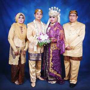 LATEPOST: 💖💖💖 Saturday, November 18th, 2017 --- "With Babeh dan Mama tercintaaahh... " 💖💖💖
-
-
At #RoyalWedding : The #King @erdin.saef  and the #Queen #HestiHarajuku -
-
-

Place:  #MasjidAgungAttin #TMII #JakartaTimur 
Date: Saturday, November 18th, 2017
Time : 19.00
Photo by : #MitraWangi #WeddingPackage -
-
-
-
#clozetteID 
#nhkkawaii 
#KawaiiReporterWedding
#modestwear
#muslimwedding
#hootd
#muslimbride
#HestiErlanWedding
#SundaSiger
#SundaHijab