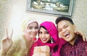 FLASHBACK: January 17th, 2016--- That was my birthday and my baby bro' s engagement. That's why I wore #Betawinese #Kebaya coz my sis in law is Betawinese but still... my headpiece and accessories are seems like India style lolz. Now my sis in law is a mom to be, inshaAllah next May, I will meet my 2nd niece from her amiin 😇 GBU @zahrakhairiza ❤😘🌹 #familygathering #engagement #birthday #clozetteID #hootd #modestfashion #modestwear #kebayamodern #batik