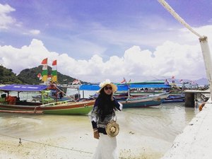 Sun,  February 26th, 2017 ---- 🌊🌞🌴 Subhanallah! The painting of this #nature is soo... #beautiful ! I just walk alone at #SariRinggung #Beach #Lampung ... #enjoy this #serenity 🌴🌞🌊 😎 #clozetteID #seashore #modestfashion #hijabtraveler #traveling #travelstyle #Hootd #ootd #fashion #style #stylishmodesty #stylecovered #beachlover #Sumatera  #headscarf #VisitLampung #VisitIndonesia