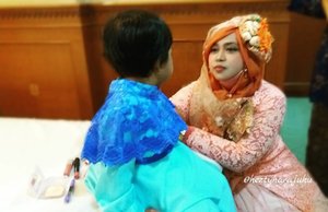 Sun, Dec 4th, 2016--- Day 2: 
Dari kemarin diikutin bocah cilik teyyuss... pada pengen ikut dandan dan selfie 😂😂😂 " On the #WeddingDay " of the #beautifulbride, my #cousin Sophia in #Surabaya👰👸💕💐 😉✈😎 @clozetteid #clozetteID #hootd #modestwear #modestfashion #stylecovered #fashion #style #traveling #SurabayaTrip #hijabfestive #headscarf #fashionvlogger #fashiongrammer #weddingparty #peachperfect #muslimbride