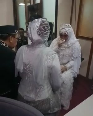 LATEPOST: Saturday, November 18th, 2017 --- Meminta ijin menikah pada orang tua di bilik sembunyi itu momen paling baper yg ga akan pernah seorang #bride lupain seumur hidup --- Alhamdulillah... #Halal with my hubby @erdin.saef 💜💜💜 at #akadnikah #ceremony --- #MasjidAgungAttin #TMII #JakartaTimur ... #JanjiSuci #HestiErlanWedding #181117 ------#clozetteID #nhkkawaii #KawaiiReporterWedding#HestiHarajuku#modestwear#muslimwedding#beautifulinwhite #hootd#muslimbride