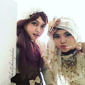 👒👜👠 Sept 12th, 2015 ---- #Shopping & #Jakarta #KotaTua #trip with my #sister @mineko_shirota . #Ojousama / #Princess in #vintagefashion kinda day!... hehe 😉 🌼🌹🌼 ... being #TimeTraveler #sisters again haha! 😄 anyways, the headpieces are our #handmadeaccessories. Kawaii... desune ! 😉 🌹👒👜 #MuslimahTraveler #MuslimLolita #modestfashion #coveredstyle #headscarf #scarf #kawaiistyle #fashion #style #ootd #ClozetteID @clozetteid #FoodTravelerMinekoHezty #stylishtraveler #TimeTraveler #instatravel #instafashion #JakartaStreetStyle #Dollykei #lolitastyle
