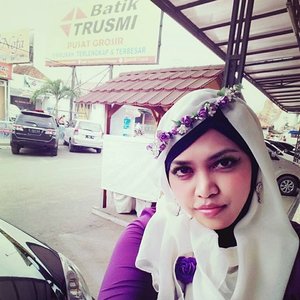 Dec 19th, 2015--- #MuslimahTraveler #Diary : back to My #Papz hometown -- #Cirebon . Our 1st #destination : #pusatgrosirbatiktrusmi 👗👢👜 Perjalanan kali ini terasa beda dan lebih seru... hehehe love it! 🚘👗🚗 @clozetteid #ClozetteID #modestfashion #coveredstyle #scarf #headscarf #hijabstyle #flowercrown #middleeaststyle #kawaiifashion #muslimfamily #trip #travel #journey #instamoment #instatravel #ootd #instafashion #fashion #style 🚗🚘🚖