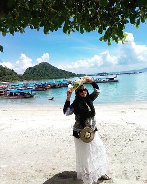 Sun,  February 26th, 2017 ---- 🔥🌟🔥a at #SariRinggung #Beach #Lampung. It's hots!! 😂coz I am hot hahaha! 🔥🌟🔥😎 #clozetteID #seashore #modestfashion #hijabtraveler #traveling #travelstyle #Hootd #ootd #fashion #style #stylishmodesty #stylecovered #beachlover #Sumatera
