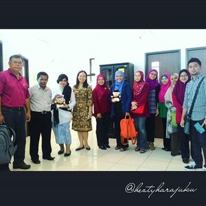 11-11 /2015 👖👗👛 "The Lecturers"... Today, we --- #PublishingDepartement of #PoliMedia ---have a very #specialguest from #PublishingCourse of #UiTM #ShahAlam #Malaysia . My #OOTD is #balinese #kebaya #style in #modestfashion #coveredstyle way hehehe. 👛👗👖 #fashion #ClozetteID #sarung #SarungisMyNewDenim #headscarf #scarf #plumeria #floweraccessories #instafashion #traditionaldress #indonesian