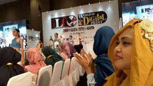 Fri, May 19th, 2017 --- 👢👠👞 #FashionShow 7 #Desainer #Polimedia #students at #IndoLeatherandFootwear2017 #exhibition . Meet our #DesainMode #PoliMedia #students . Mereka yg mau kerja keras buat sukseskan acara ini . Luv yaa... We are #ProudMama , #proud of you, guys ! 👞👠👢
-
-
-
#clozetteid
#fashion #style #hootd #mode #modestfashion #modestwear #hijabi #JakartaFashion #lecturer #catwalk #stage