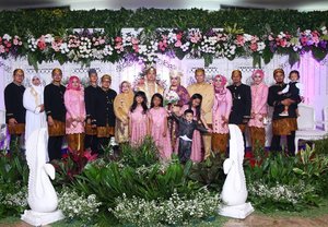 LATEPOST: Saturday, November 18th, 2017 --- with our Beloved Family from Bandung 💜💜💜💜💜#Sundanese #RoyalWedding : The #King @erdin.saef  and the #Queen #HestiHarajuku --- at #MasjidAgungAttin #TMII #JakartaTimur ... #JanjiSuci #HestiErlanWedding #181117 ------#clozetteID #nhkkawaii #KawaiiReporterWedding#HestiHarajuku#modestwear#muslimwedding#purplexgoldparty#hootd#muslimbride