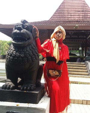Saturday, August 20th, 2016---- Happy weekend, Universe! Setelah nemenin Babeh kondangan, Babeh yang "peka" sama his princess ini langsung nyuruh daku foto2 dulu di #anjungan #TMII yang daku suka. Katanya : "Selfie2 dulu sana biar puas! Hahaha 😂😂" ya sud deh... this is it " #joglo house --- #Javanese #style 😎❤
My #OOTD / #HOOTD : #red #victorian dress with #Turban @clozetteid #ClozetteID . 🌹🍒🌹 don't know why... I love red recently... hihi a #passionate color ! Ketjeeh kaan... *maksa* yang penting kata Aa' "cantik banget" 😜🌹🍒🌹 #modestfashion #modestwear #turbanista #coveredstyle #headscarf