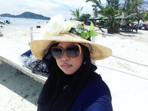 Sun,  February 26th, 2017 ---- 🌊🌞🌴 just walking alone at #SariRinggung #Beach #Lampung & #enjoy this #serenity 🌴🌞🌊 😎 --------- ---------- #clozetteID #seashore #modestfashion #hijabtraveler #traveling #travelstyle #Hootd #ootd #fashion #style #stylishmodesty #stylecovered #beachlover #Sumatera  #headscarf #VisitLampung #VisitIndonesia