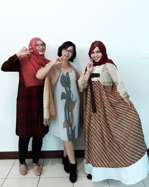 Tue, June 6th, 2017 ---- 👚👗👘
#DesModSquad at #DesainMode #PoliMedia . #AreaCetarMembahana - tempat para #dosen mengajar dengan gaya , #jelitahtakterbantah 😂😂😂
-
-
-
-
-
-
-
#clozetteid #lecturer #fashion #ootd #hootd #style #batik #hanbok #desainer #modestfashion #headscarf #hijabstyle #classy