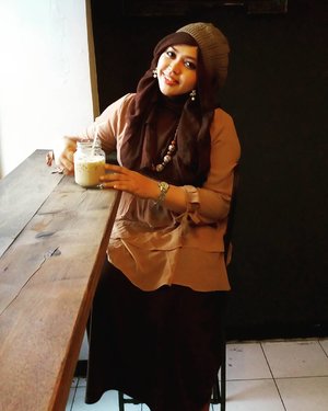 #ABCCoffeeTone @kopimantapabc #kopimantapABC @dianpelangi ☕🍵☕ Suka banget kopi... sumber inspirasi termasuk dalam hal menulis dan fashion 😉
#ootd #hootd #fashion #style  #clozetteID #coffeeholic #ngopicantik #modestwear #modestfashion #headscarf #scarf #hijabstyle