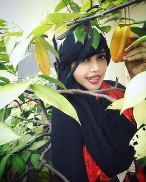 Sat, February 25th, 2017 ---- 🔥🌟🔥
Begitu tiba di rumah Akungnya Feliza (Papa mertuanya adikku Sandhi), langsung diarahin ke pohon #Belimbing di samping rumah mereka. Katanya sengaja gak dipetik, supaya aku bisa metik pas ke #Lampung 😂😂😂 Hihihi... makasi Akung Feli... *salim* 🔥🌟🔥😎 #clozetteID #modestfashion #hijabtraveler #traveling #travelstyle #Hootd #ootd #fashion #style #stylishmodesty #stylecovered #ethnicfashion #home