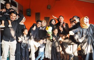 LATEPOST: 26.08.17 --- "Gaya Rusuh" hihihi... C U again on November this year inshaAllah 😘❤ amiin...
-
-
-
-
-
-
-
-
-
#clozetteid 
#modestwear
#coolinblack
#family
#stylecovered
#engagement
#proposal
