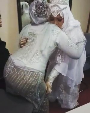 LATEPOST: Saturday, November 18th, 2017 --- Meminta ijin menikah pada orang tua di bilik sembunyi itu momen paling #superbaper yg ga akan pernah seorang #bride lupain seumur hidup --- Alhamdulillah... #Halal with my hubby @erdin.saef 💜💜💜 at #akadnikah #ceremony --- #MasjidAgungAttin #TMII #JakartaTimur ... #JanjiSuci #HestiErlanWedding #181117 ------#clozetteID #nhkkawaii #KawaiiReporterWedding#HestiHarajuku#modestwear#muslimwedding#beautifulinwhite #hootd#muslimbride