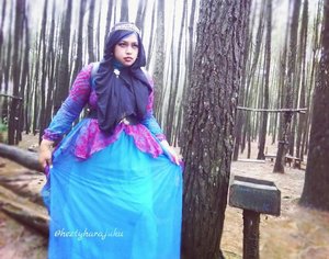 LATEPOST: 👑💀👸😨 Still remember this blue-red-tosca #dress ? This is lebaran dress from Aa mix with my #Cinderella  skirt and black obi belt. Do u know this place ? Yup ! #Mangunan #Pineforest #Imogiri . It was #rainy and #foggy & suddenly my #imagination drives me as a " LostPrincess " who try to find the way out. Escape from #spooky #forest 😨👸💀👑 #clozetteID @clozetteid #princessgown #tiara #hootd #ootd #fashion #style #Yogyatrip #hijabtraveler #modestwear #modestfashion #stylecovered #fashionvlogger #fashiongrammer