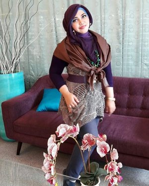 LATEPOST--- Nov26th, 2016.🌳🚄🚈🍀💕 #Interior #lobi #HotelPermata #Bogor pas banget sama #ootd kami : #burgundy and #cyan / #blue . Makachi Aa @erdin.saef udah fotoin Dinda... 😘💕 #morikei mode on 🍀🚈 🌲🌳🍀🚄 #hijabtraveler #modestfashion #modestwear #clozetteID @clozetteid #fashion #style #hootd #ootd #stylishmodesty #stylecovered #casual #denim #hijabtraveler