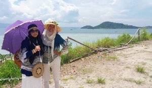 Sun,  February 26th, 2017 ---- 🌊🌞🌴 Kompak #Twinstyle at #SariRinggung #Beach #Lampung with my sis in law @dewirahmawati29 ... 🌴🌞🌊 😎 #clozetteID #seashore #modestfashion #hijabtraveler #traveling #travelstyle #Hootd #ootd #fashion #style #stylishmodesty #stylecovered #beachlover #Sumatera  #headscarf #VisitLampung #VisitIndonesia