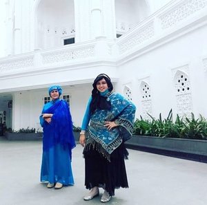 #FLASHBACKSunday: Aug28th, 2016 ---- #RatuJodha menemani Ibu Suri berkeliling #TajMahal hihihi... ceritanya begitu. This is Taj Mahal ala #Sunter #NorthJakarta , masih KWnya...belum yg asli di #India hihi. Namanya #MasjidRamlieMusofa. Masjid yang #multiculture banget karena arsitekturnya mirip Taj Mahal tapi karena yang mendirikannya keluarga Mualaf Tionghoa Indonesia, di dinding2nya pun ada ayat al Quran yang ditulis dalam bahasa Arab dan terjemahannya dalam bahasa Indonesia juga #mandarin . BTW Kami kompak kan... pakai biru2 Indiahe #style? 😉 👗💕🚃 #clozetteID @clozetteid #modestfashion #modestwear #momanddaughter #HOOTD #fashion #fashiongrammer #instafashion #coveredstyle #headscarf #Turban