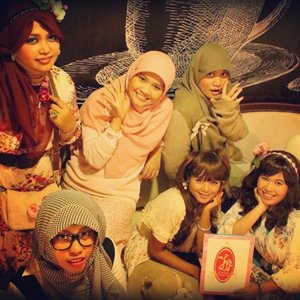 🌹🌺📷 #ootd #hotd #ClozetteID #scarfmagz #fashion #style #JFashionJumpers #community #jakartastreetstyle #springfashion 📷🌺🌹#modestfashion #coveredstyle #veil #vintage #vintagefashion #shabbychic #romagyaru #kawaiistyle #heztyharajuku #fashionbook #author #beautybloggers #kotatua #jakarta #headscarf #modestfashion #indonesia #coveredstyle #hijab #hijabstyle