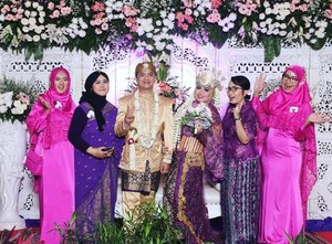 LATEPOST: Saturday, November 18th, 2017 --- " Here they are my #lovely #bridesmaids #WhiteOrchid team : @meilina_kurniawati
, @dsy.lestari , @christhaliaagatha
and @andrinidia . Thank u so much!!!
-
-
-
#RoyalWedding : The #King @erdin.saef  and the #Queen #HestiHarajuku -
-
-

Place:  #MasjidAgungAttin #TMII #JakartaTimur 
Date: Saturday, November 18th, 2017
Time : 19.00
Photo by : #MitraWangi #WeddingPackage -
-
-
-
#clozetteID 
#nhkkawaii 
#KawaiiReporterWedding
#HestiHarajuku
#modestwear
#muslimwedding
#whitexsilver
#hootd
#muslimbride
#HestiErlanWedding