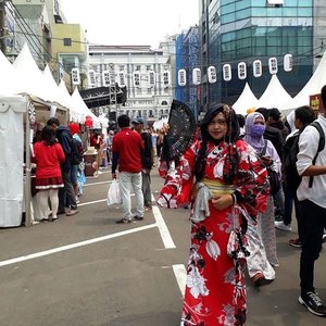 Sat, May 13th, 2017 --- Visit #Ennichisai2017 #LittleTokyo #Festival #Jakarta with @meilina_kurniawati 👘🗾🎋🎍🎎🎊
-
Sisters in #Yukata tp yang satu no effort buat sipit seperti #Jepang, sedangkan yang satunya berusaha keras bgt 😂 -
-
-
#clozetteid #japanstyle #Yukata #Kimono #fashion #style #hootd #headscarf #stylecovered #obi
