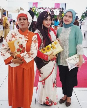 Sat, February 5th, 2017--- 🚗🚘🚗👑👠 Assalamualaikum, Universe! #Maharani #Jodha in action with Ibu Suri and Princess Rara,  Wearing #RedRose #Saree from #India (a present from auntie Muslihah 😘) & #Sunflower #gold #artcraft from Indonesia (#birthdaygift from Princess @zahrakhairiza 😄❤ ) Thank you for the presents yaa... syukriya! 🚘👑👠🚘 #clozetteID #hootd #ootd #ootdmodest #stylishmodesty #bollywood #traveling #stylishtraveler #modestfashion #modestwear #headscarf #stylecovered