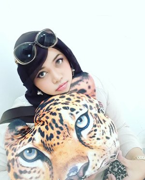 Wed, July 12th, 2017 --- waiting for the doctor at #VIPWaitingRoom #SalakArmyHospital #Bogor . 
Berobat dulu mumpung liburan meski deadline setor nilai udah tinggal besok 😂😂😂 Harus fit maxi sblm "kabur" dari Jakarta 💃💃💃
Anyways this " #leopard " is my nu #ToteBag . I love #Cats . Any cat. Small cat or "big cat" especially Leopard or #Macan bcoz it's soooo me!... 🐯🦁🐆🐅 😘❤
Enak bisa buat bantal klo bobo di mobil hihihi...
-
-
-
-
-
-
-
#clozetteid #hootd #beauty #modestwear #modestfashion #stylecovered #sunglasses #animalprinted