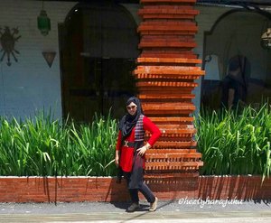 Sat, Jan 21st, 2017 ---- 👠👜🍲 Konnichiwa!... have you lunch? #Cirebon is hoooottzz... always prepare #sunglasses for #traveling in this city. The #brickpillar behind me is a typically Cirebon #Architecture . Have a nice weekend!
#clozetteID #ootd #traveling #VisitCirebon #fashion #style