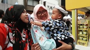 Sat, May 13th, 2017 --- Welcome to #Ennichisai2017 #LittleTokyo #JapaneseCulture #AnnualFestival in #Jakarta . 13-14 May 2017 👘🗾🎋🎍🎎🎊
Amih @mineko_shirota
lucu banget ih baby Val nyaah.. bikin Bubu and Kak @meilina_kurniawati jadi emeeshh ❤😘 . Jadi inget n kangen Feli nya Mama @dewirahmawati29 jugaa.
-
-
-
-
#clozetteid #japanstyle #Yukata #Kimono #fashion #style #hootd #headscarf #stylecovered #obi