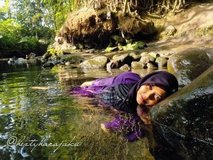 Feb 1st, 2016---- #muslimahtraveler #diary : Being #NawangWulan at #bluelagoonyogyakarta lolz. The #angel who cannot fly back again to #nirvana coz her #purplescarfhas been stolen by a someone... #azeeeek...😂😂😂 lolz. #Blue #Lagoon #Yogyakarta punya dua kolam alami yang dikelola oleh warga sekitar HTM IDR 5000/person. Parkir IDR 2K. Murah meriah... airnya sejuk... tidak mengandung belerang. Di kolam yg lebih dalam, airnya biru sekali tapi bukan biru kayak laut ya haha... Datanglah mulai pukul 07.00am supaya tidak terlalu ramai dan asik buat foto-foto .special thanks to my Bro Sandhi and his wife @dewirahmawati29 yang sudah mengantar kami berendem di sini hihi.... My #ootd : #kemben yang sebenarnya rok sarung kebaya plisket hahaha... #selendang #pashmina 🌈💜🌊 @clozetteid #ClozetteID #holiday #stylishtraveler #modestfashion #coveredstyle #headscarf #scarf #instafashion #fashiongrammer #instatravel