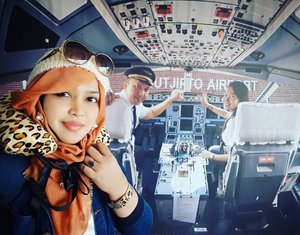 Tue, August 15th, 2017---
Pilot: " Turun sini, Mbak? Yogya?"
Sensei: " Iya, kiri...kiri , Paakk... tepiin dikit!" 😆😆😆 -
-
-
-
-
-
-
#clozetteid 
#modestwear
#hijabtraveler
#leopardpattern
#denim
#Yogyatrip
#AdiSuciptoAirport
#InternationalAirport